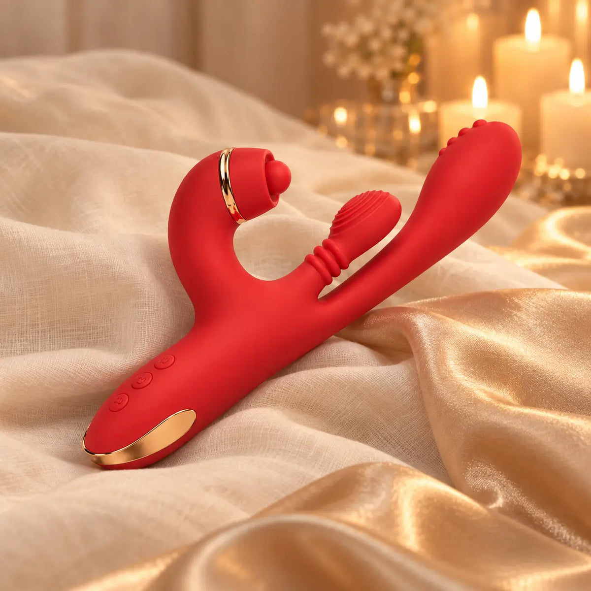 Vibromasseur Aurore rouge cerise posé sur un drap en satin, à la lueur des bougies