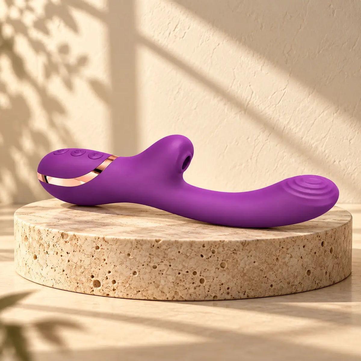 Sextoy Écrin, vibromasseur point G et clitoris violet améthyste, sur un socle en travertin